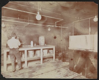 Filmlaboratorier på Carlton Motion Picture Co. med fem män och en kvinna som arbetar med film, skarvning etc., New York av Company Byron