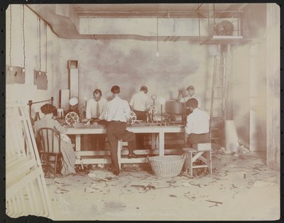 Filmlaboratorier på Carlton Motion Picture Co. med fem män och en kvinna som arbetar med film, skarvning etc., New York av Company Byron