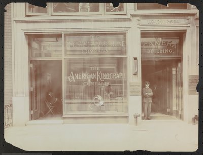 Första våningens fasad på 122-124 E. 25th Street, Camera Building, American Cinephone Company, American Kinograph Company och dörrvakt, New York av Company Byron