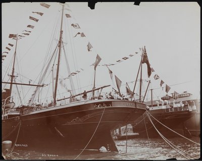 S.S. "Umbria" vid bryggan, ca 1897 (s/v foto) av Company Byron