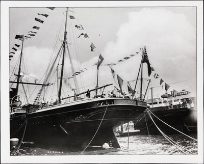Aktern på S.S. "Umbria" i docka, ca 1900 (s/v foto) av Company Byron