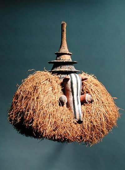 Zoomorphic Mask (trä & fiber) (se även 181650, 181652) av Congolese