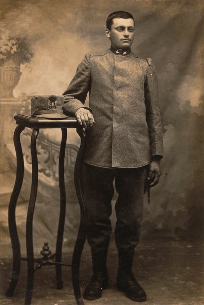 Album "The GM R. Army (första världskriget)": soldat från 34:e infanteriregementet i uniform per land (s/v foto) av Conterno Conterno