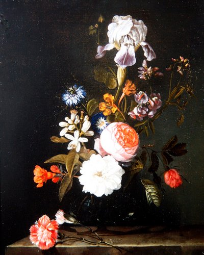 Ett stilleben av blommor i en vas vilande på en avsats (olja på panel) av Cornelis Kick