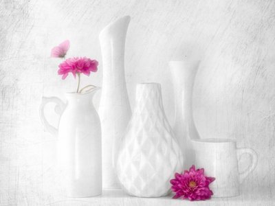 Rosa blommor i vita vaser av Cristiano Giani