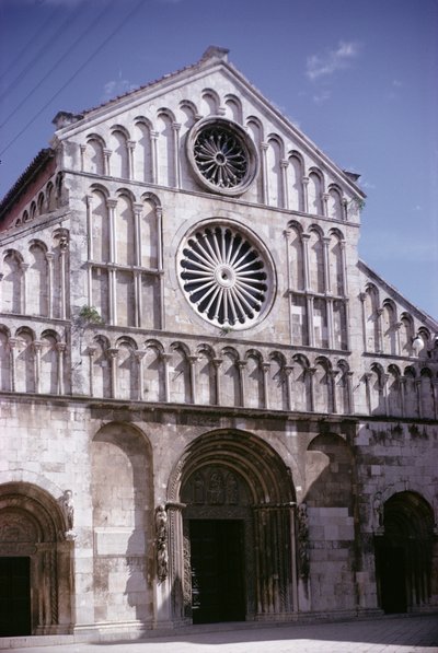 Fasad av katedralen av Croatian School