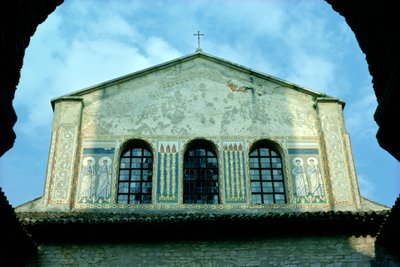 Vy över exteriör mosaik av Croatian School
