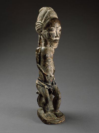 Nature Spirit (asie usu), Elfenbenskusten, sent 1800-tal (trä, offermaterial, bomullsdukar och pärlor) av Culture Baule