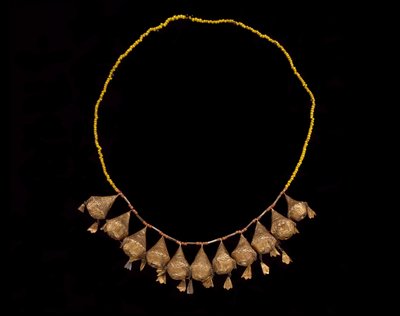 Pannband av en krona, sent 1800-tidigt 1900-tal (guld, korall och glaspärlor) av Culture Minangkabau