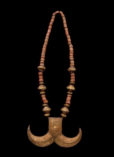 Tiger Claw Halsband, sent 1800-tidigt 1900-tal (guldfolie, trä, koppar och korall) av Culture Minangkabau