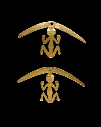 Par öronhänger, 600-1600 e.Kr. (hamrat och slipat guld) av Culture Nariño