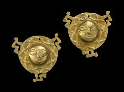 Ett par öronprydnader, 600-1600 AD (guld) av Culture Nariño