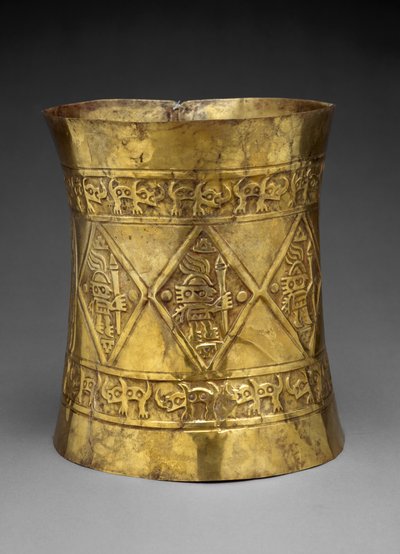 Krona föreställande linjaler eller gudar som håller ceremoniella stavar, 800-1350 AD (hamrat och jagat guld) av Culture Sicán