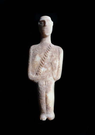 Manlig idol, schematisk statyett. Skulptur i vit marmor med ockra incrustationer, 3200-2000 f.Kr av Cycladic Cycladic