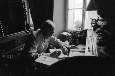 Jiri Mucha sitter vid sitt skrivbord i sitt hus i Hradcany, Prag av Czech Photographer