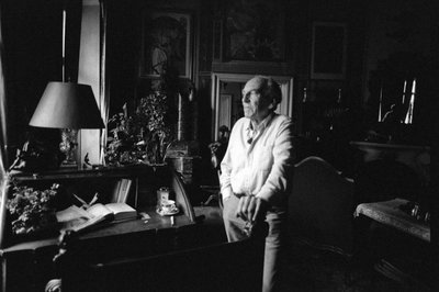 Jiri Mucha står vid sitt skrivbord i sitt hus i Hradcany, Prag av Czech Photographer
