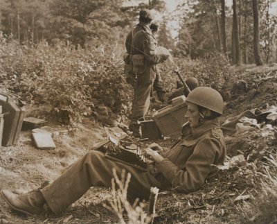 Krigskorrespondent Alan Wood skriver ut ett meddelande av D.M. Sgt. Smith