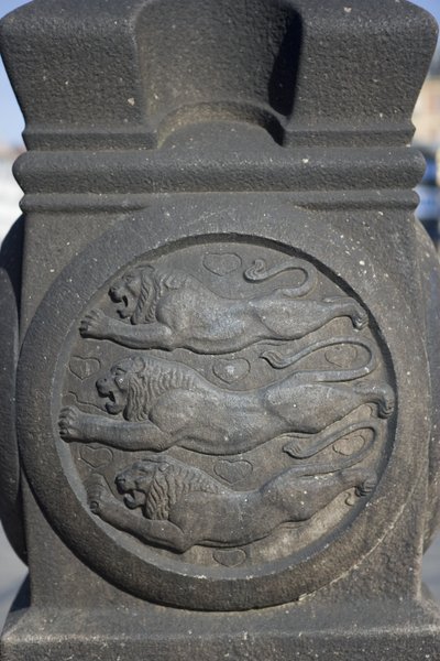 Tre lejonsymbol huggen i en stenpelare på Rådhustorget av Danish School