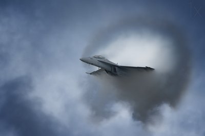 Sonisk smäll från stridsflygplan av Darek Siusta