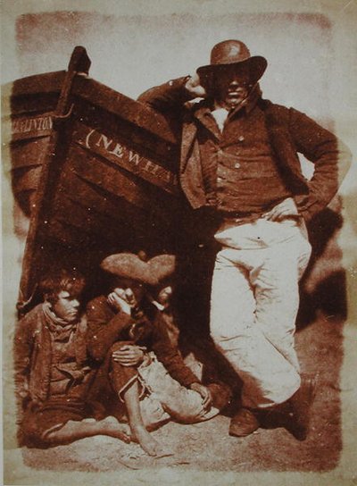 A Newhaven Fisherman and Boys, ca 1843-47 (saltpapperstryck från kalotypnegativ) av David Octavius and Adamson Robert Hill