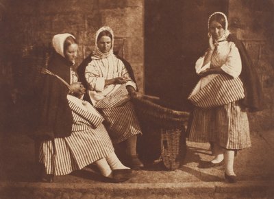 Mrs. Logan och två okända kvinnor, Newhaven, 184347, tryckt ca. 1916. Skapare: David Octavius Hill, Robert Adamson, Hill & Adamson. av Hill and Adamson