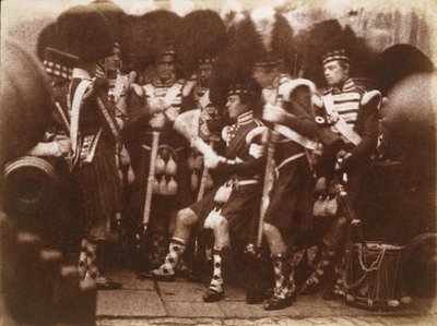 [Officer för 92:a Gordon Highlanders som läser för trupperna, Edinburgh Castle], 9 april 1846. Skapare: David Octavius Hill, Robert Adamson, Hill & Adamson. av Hill and Adamson