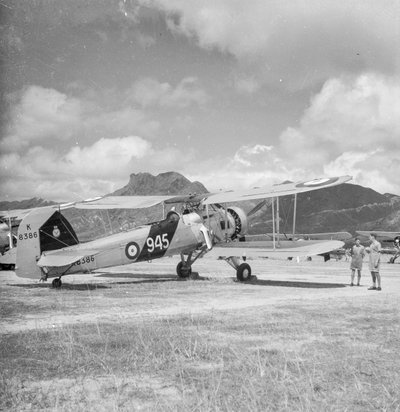 Fairey Swordfish I torpedbombare spaningsbiplan K8386, kod 945, från 824 Squadron Fleet Air Arm, på Kai Tak-flygfältet i Hongkong av David Watkin Waters