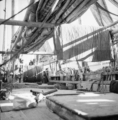 I midjan ombord på en Yeungkong fisher type junk i Aberdeen, Hong Kong av David Watkin Waters