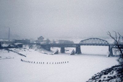 Novosibirsk, floden Ob, Sibirien, Sovjetunionen, Studenter korsar den frusna floden Ob till fots i snö, vintern 1976 (foto) av Dean Conger
