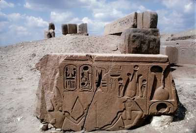 Tanis Egypten, teckningar på stenruin i den antika staden Tanis med hieroglyfer av Dean Conger