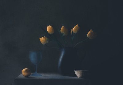Stilleben med gulaktiga tulpaner av Delphine Devos