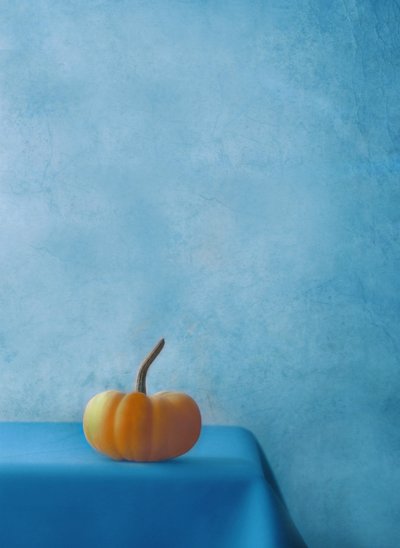 Orange, pumpafärgad och blå bord av Delphine Devos