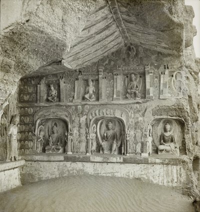 Statyer av Buddhor och bodhisattvor, grotta 259, norra väggen, Dunhuang-grottorna, Kina, foto 1275/1 (114) av Desmond Parsons