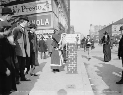 Jultomten samlar in donationer till Volunteers of America på Broadway i New York City, ca. 1903 (s/v foto) av Detroit Publishing Co.
