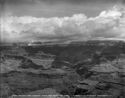Grand Canyon i Arizona mittemot Bright Angel Hotel, c.1900 av Detroit Publishing Co.