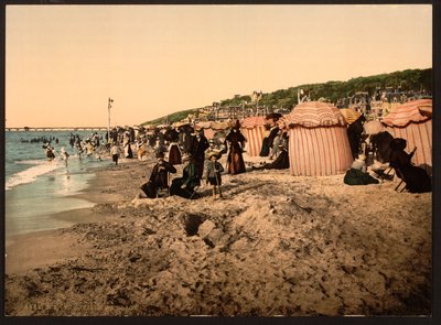 Stranden vid badtid, Trouville-sur-Mer, Frankrike, ca 1905 (färgad bild) av Detroit Publishing Co.