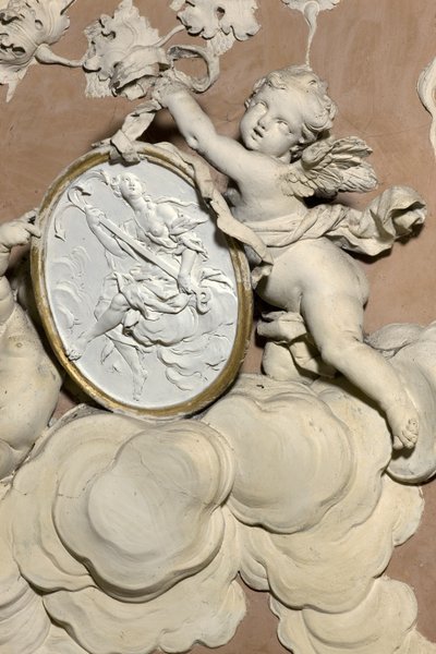 Änglar som håller en medaljong (stuckatur) av Diego Carloni