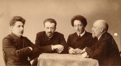 Gruppporträtt av poeterna Alexander (Alexandre) Aleksandrovich Blok (1880-1921), Georgii (George) Chulkov (1879-1939), Konstantin Aleksandrovich Erberg (Siunnerberg, Syunnerberg, Sunnenberg) (1871-1942) och Fyodor Sologub, (Fiodor Sologub, (Fiodor Sologub) av Dmitri Spiridonovich Zdobnov