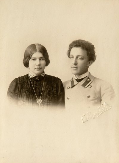Porträtt av poeten Alexander (Alexandre) Aleksandrovich Blok (1880-1921) med sin fru. Silvergelatinfotografi av Dmitri Spiridonovich Zdobnov (slutet av 1800-talet) av Dmitri Spiridonovich Zdobnov