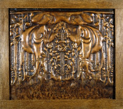 En dekorativ blypanel gjuten i hög relief, föreställande två vända stiliserade jungfrur av Donald McKay Stoddart