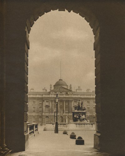 En förbigående utsikt över Somerset House från The Strand, c1935. av Donald McLeish