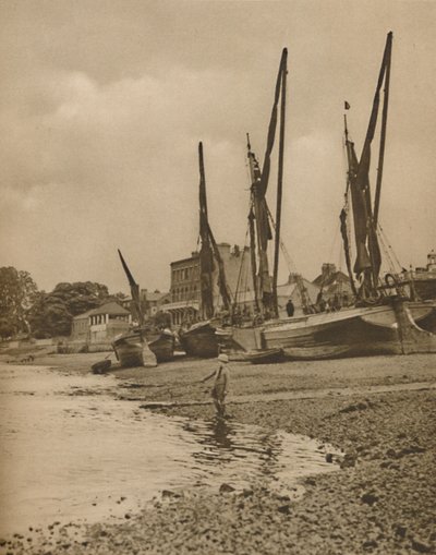 Pråmar på grund vid Mortlake med tidvattnet vid full ebb, c1935. av Donald McLeish