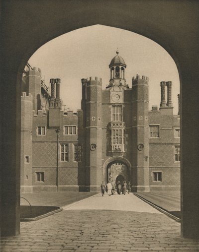 Base Court, den första fyrkanten av Wolseys Palace, c1935. av Donald McLeish