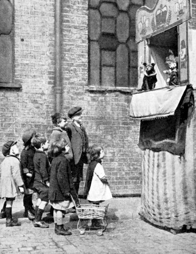 Barn tittar på en Punch and Judy-show på en gata i London, 1936 av Donald McLeish