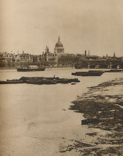 Embankment och Blackfriars från South End av Waterloo Bridge, c1935. av Donald McLeish