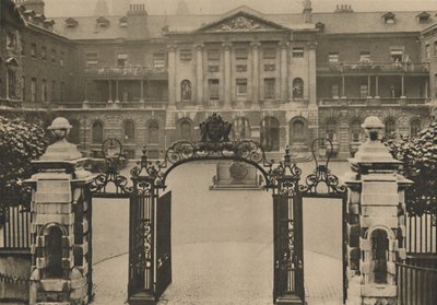 Ingång till Guys Hospital med grundarstatyn i mitten av gården, c1935. av Donald McLeish