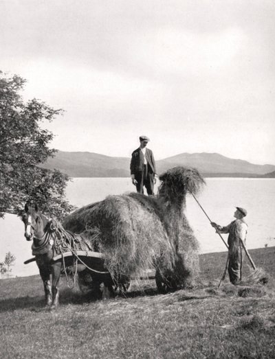 Lastar hö på en vagn på stranden av Loch Lomond, Skottland, 1924-1926. av Donald McLeish
