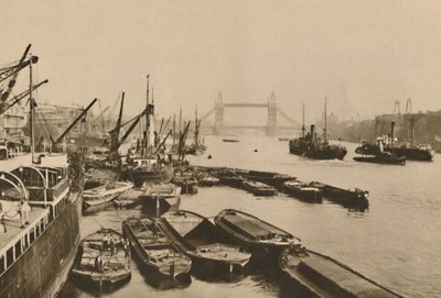 Frakt i poolen i London: A Vista från London Bridge till Tower Bridge, c1935. av Donald McLeish