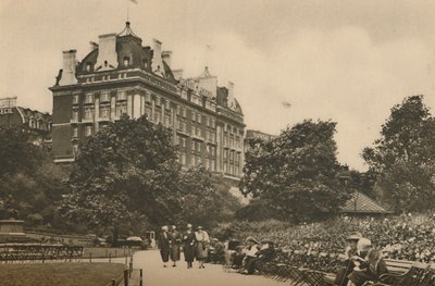 Villiers Street Sektion av Victoria Garden och en utsikt över Cecil Hotel, c1935. av Donald McLeish