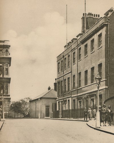 West End of Downing Street, No.10 and a Glimt of Foreign Office, c1935. av Donald McLeish